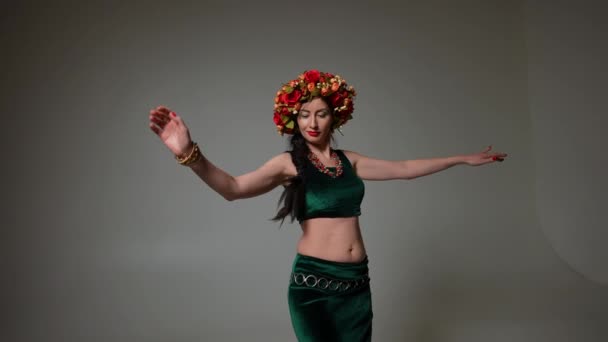 Позитивная Зрелая Женщина Цветочном Венке Зеленом Костюме Танцующая Танец Живота — стоковое видео