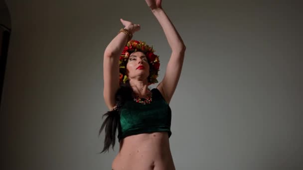 Štíhlá Zralá Běloška Provádějící Břišní Tanec Šedém Pozadí Portrét Sebevědomé — Stock video