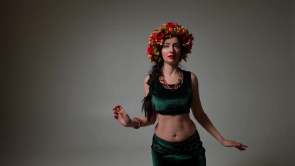 Bělošská Štíhlá Žena Pomalu Ohýbá Tančí Středovýchodní Tanec Portrét Sebevědomé — Stock video