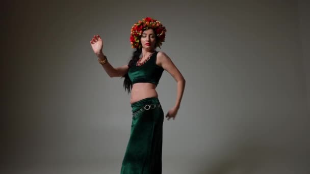 Pewna Siebie Kobieta Zielonym Kostiumie Kwiatowym Wieńcu Kończącym Taniec Brzucha — Wideo stockowe