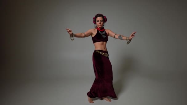 Breed Schot Getatoeëerd Barefoot Slanke Vrouw Dansen Buik Dans Slow — Stockvideo