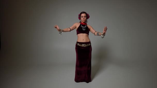 Серьёзно Стройная Женщина Танцует Танец Живота Сером Фоне Вращаясь Замедленной — стоковое видео