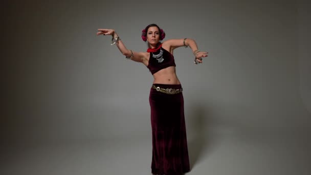 Szczupła Dorosła Elastyczna Tancerka Patrząca Kamerę Wykonującą Taniec Bliskowschodni Szarym — Wideo stockowe