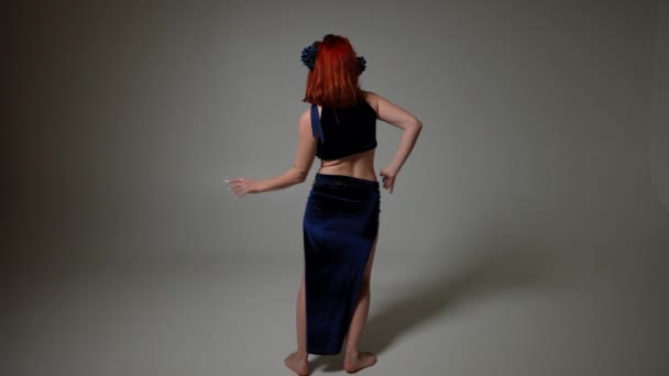 Boso Szczupła Kobieta Tańcząca Taniec Bliskowschodni Zwolnionym Tempie Młody Ruda — Wideo stockowe