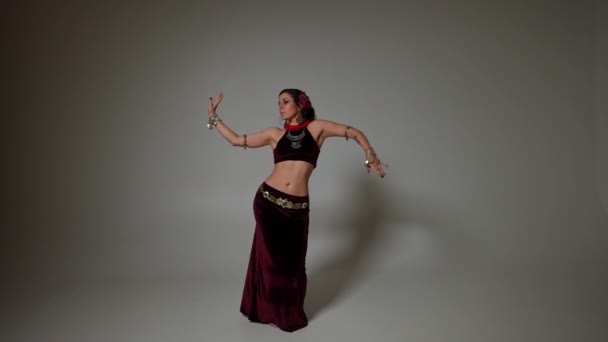 Amplio Tiro Hermosa Mujer Sacudiendo Cuerpo Cámara Lenta Realizando Danza — Vídeo de stock