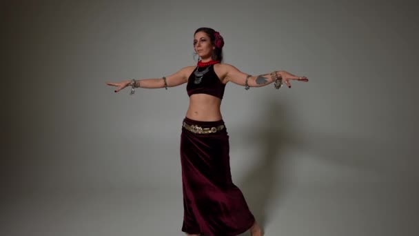 Dançarina Talentosa Girando Câmera Lenta Movimento Peito Quadris Dançando Dança — Vídeo de Stock