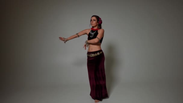 Bosá Krásná Štíhlá Žena Která Pomalu Otáčí Pohybuje Rukama Tančí — Stock video