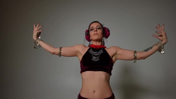 Medium Skott Framifrån Vacker Självsäker Kvinna Utför Mellanöstern Dans Tittar — Stockvideo