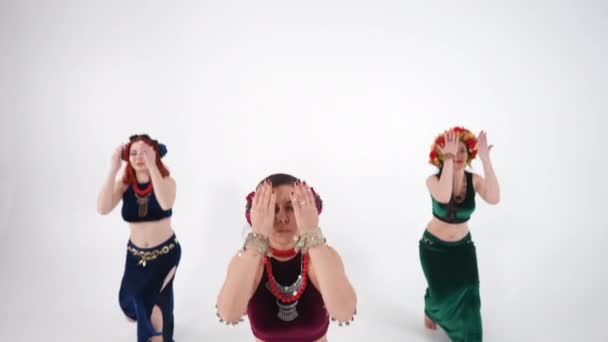 Фронт Вью Уверенных Женщин Сидящих Сосунках Закрывая Лицо Руками Стоя — стоковое видео