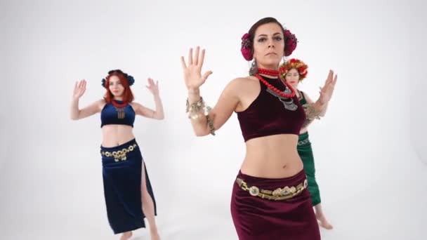 Παράπλευρη Άποψη Τρεις Χορευτές Κοιλιά Εκτελεί Αργή Κίνηση Χορό Της — Αρχείο Βίντεο