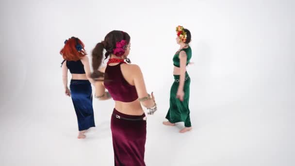 Güzel Kadınlar Göğsünü Kalçalarını Sallayıp Ağır Çekimde Dans Ederek Orta — Stok video