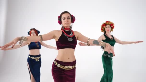 三位迷人的性感女子舞动着肚皮舞 舞动着慢动作的臀部 白人背景下表演者的画像 — 图库视频影像
