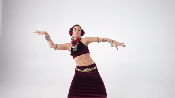 自信的女人 手臂纹身跳舞中东慢动作转身在白色背景 现场摄像头放大 作为优雅的高加索表演者摆出动人的手姿 — 图库视频影像