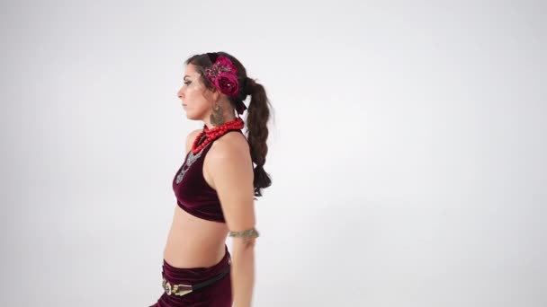 Sıska Kadın Beyaz Arka Planda Ağır Çekimde Dans Ederek Değiştiriyor — Stok video