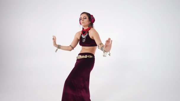 Štíhlá Žena Třesoucí Boky Pomalu Otáčející Při Břišním Tanci Portrét — Stock video