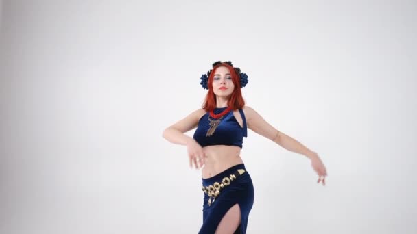 Gracieuse Belle Jeune Femme Regardant Caméra Exécutant Danse Ventre Sur — Video