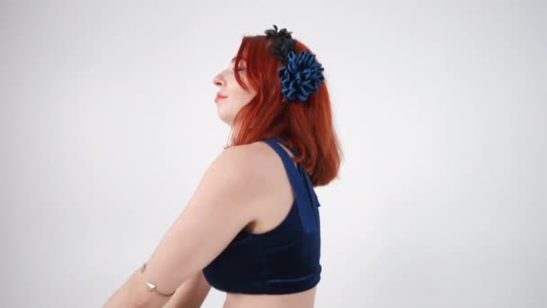Yandan Gören Kızıl Saçlı Kadın Kamerayı Yakınlaştırarak Ellerini Çeviriyor Kafkasyalı — Stok video