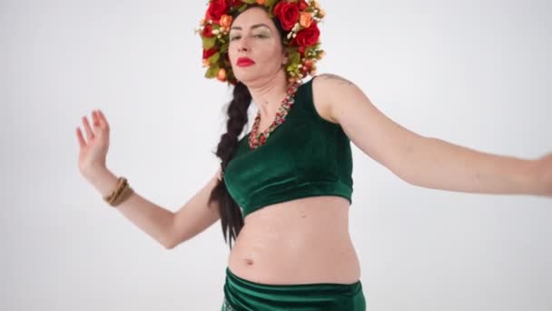 Pedestal Tiro Mulher Caucasiana Madura Magro Curvando Câmera Lenta Dançando — Vídeo de Stock