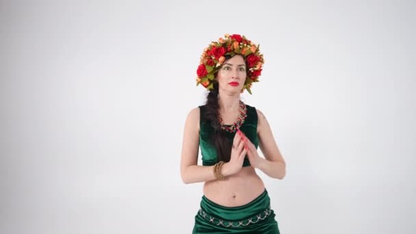 Pewna Siebie Kobieta Ściskająca Dłonie Zwolnionym Tempie Wykonująca Taniec Bliskowschodni — Wideo stockowe