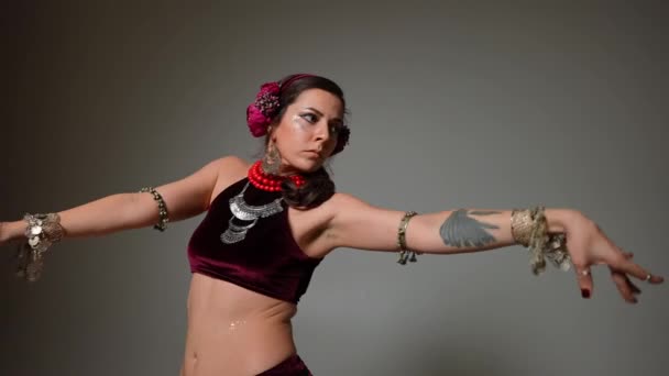 Średni Portret Pewny Siebie Tancerz Brzucha Patrząc Aparat Ruchome Ręce — Wideo stockowe