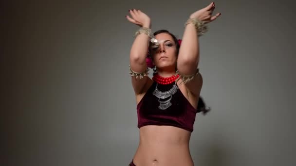Średni Strzał Piękna Szczupła Kobieta Taniec Brzucha Wirujące Ręce Patrząc — Wideo stockowe