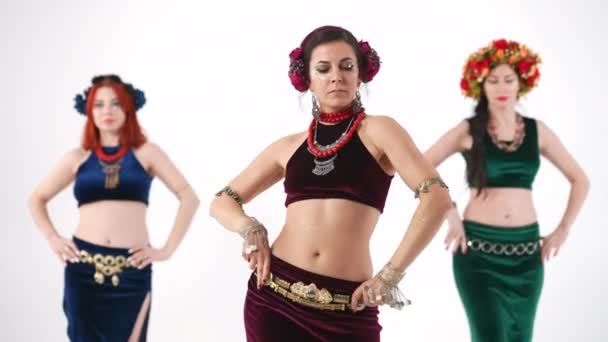 Trzy Atrakcyjne Kobiety Pozujące Taniec Brzucha Zwolnionym Tempie Białym Tle — Wideo stockowe