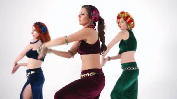 Trzy Szczupłe Kobiety Tańczące Skręcając Ciała Zwolnionym Tempie Wykonując Taniec — Wideo stockowe