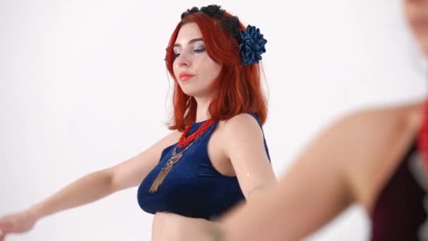 Sıska Kadın Kadın Eliyle Önde Aynı Anda Dans Ediyor Kızıl — Stok video