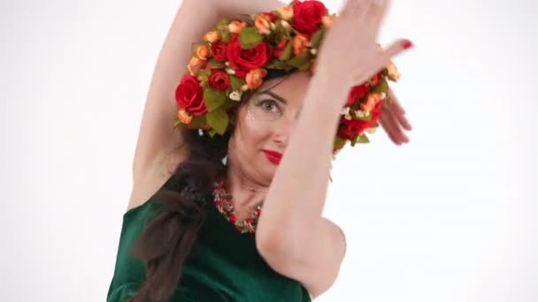 Portret Dojrzałej Kobiety Piwne Oczy Patrząc Aparat Taniec Brzucha Białym — Wideo stockowe