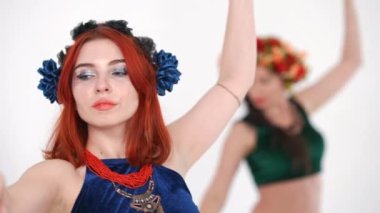 Kamera, cılız genç kadının çekici yüzünden yavaş çekimde titreyen göbeğine doğru kayıyor. Beyaz arka planda dans eden beyaz dansçı, gülümsüyor.