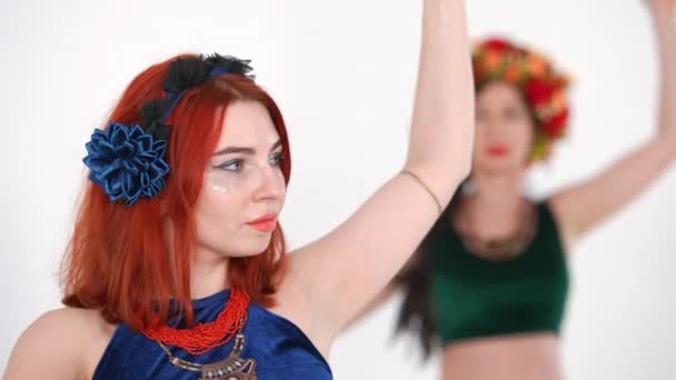 Szczupła Biała Kobieta Tańcząca Taniec Brzucha Zamazaną Panią Występującą Jednocześnie — Wideo stockowe