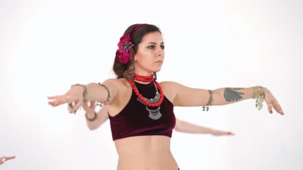 Cámara Vivo Mueve Hacia Abajo Como Mujer Delgada Bailando Danza — Vídeos de Stock