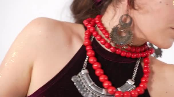 Collar Perlas Rojas Cuello Una Mujer Delgada Bailando Danza Del — Vídeo de stock