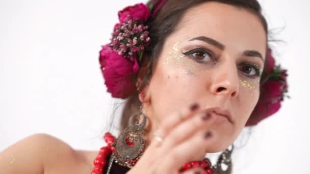 Live Kamera Sleduje Ruku Sebevědomé Ženy Tančící Zpomaleném Filmu Blízkém — Stock video