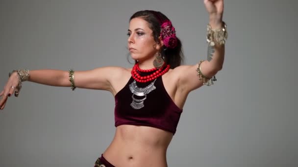 Wspaniała Kobieta Poruszająca Rękami Wirującymi Patrząca Kamerę Tańczącą Zwolnionym Tempie — Wideo stockowe