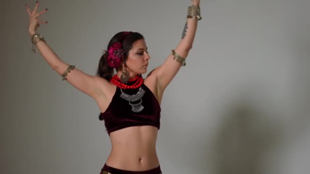Yan Görünüşlü Zayıf Kadın Gri Arka Planda Ağır Çekimde Dans — Stok video
