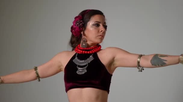Πορτρέτο Της Συγκεντρωμένης Χαριτωμένη Γυναίκα Χορό Κοιλιά Γκρι Φόντο Λεπτή — Αρχείο Βίντεο
