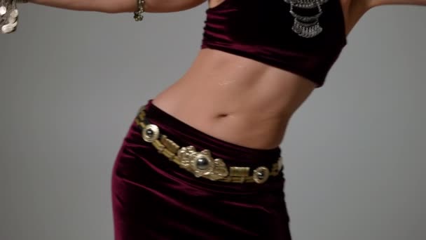 Zayıf Tanınmayan Beyaz Dansçı Orta Doğu Dansını Yavaş Çekimde Yapıyor — Stok video