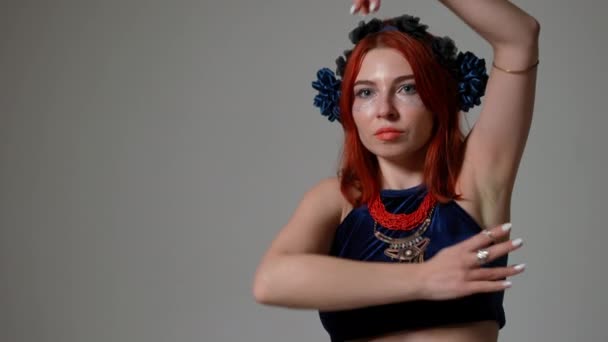 Молодая Рыжая Женщина Танцует Живот Замедленной Съемке Вращая Руками Портрет — стоковое видео