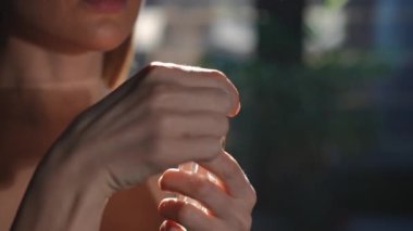 Yakından tanınmayan bir kadın. Parfüm kokusu alıyor. Güneşli bir sabahta evde gülümsüyor. Genç, sıska, beyaz bir bayan evde güzel bir koku seçiyor. Yavaş çekim
