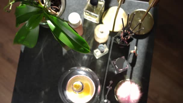Vista Superior Mesa Preta Com Velas Perfumes Aroma Casa Dentro — Vídeo de Stock