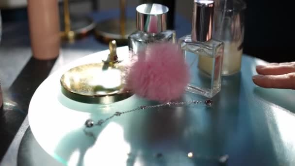Close Kvindelige Hånd Spinding Glasbakke Med Cologne Smykker Bordet Ugenkendelig – Stock-video
