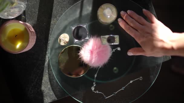 Верхній Вид Біжутерії Косметики Скляному Підносі Тонкою Жіночою Рукою Обертається — стокове відео