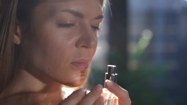 Hodeskudd Utilfredse Kvinner Som Lukter Parfyme Med Avsky Ansiktet Nært – stockvideo