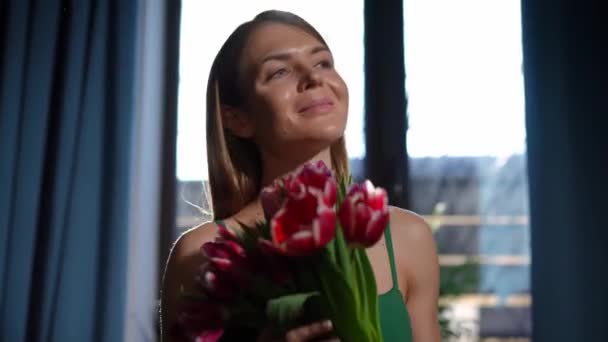 Elégedett Mosolygós Fiatal Táncol Énekel Csokor Virág Napsugarak Beltérben Portré — Stock videók