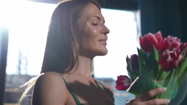 Happy Santai Wanita Cantik Sinar Matahari Menari Dengan Karangan Bunga — Stok Video
