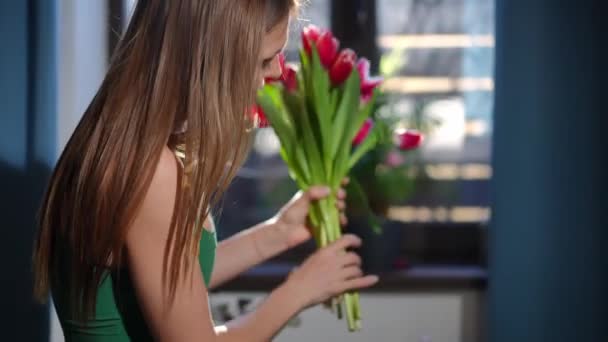 Oldalnézet Portré Fiatal Tesz Csokor Tulipán Kristály Váza Napsütésben Távozik — Stock videók
