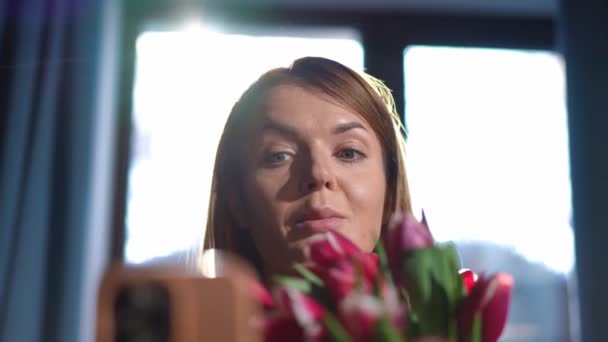 Portrett Selvsikker Ung Kvinne Med Tulipanbukett Som Blogger Videochat Smarttelefon – stockvideo
