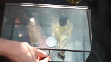 Beyaz kadın el, içinde aromatik duman ve parfüm bulunan şeffaf cam kapağı açıyor. Parfüm ve ev kokusu için dekoratif tutucu.