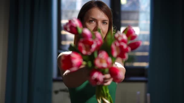Fokus Rak Dari Wanita Cantik Yang Puas Buket Tulip Dalam — Stok Video